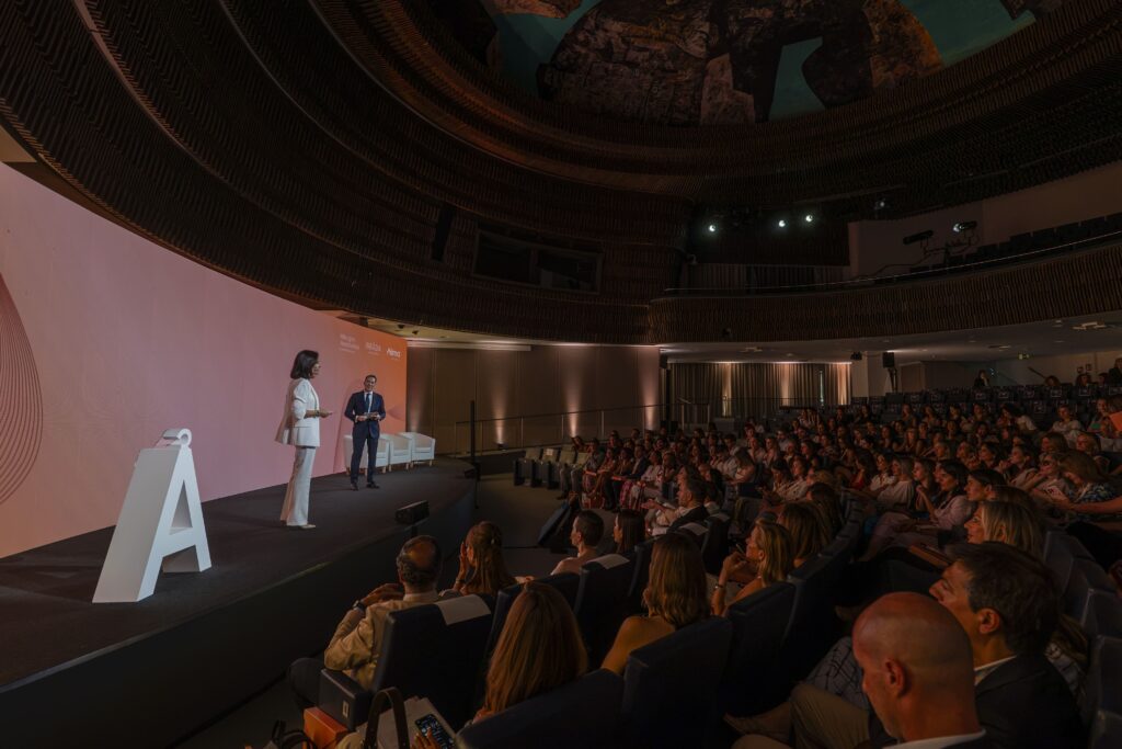 Grupo Alma Médica-Irradia y Allergan Aesthetics reúnen en Madrid a más de 200 profesionales médicos para abordar el auge de la combinación en Medicina y Dermatología Estética 1 Evento A3 Noelia Gonzalez e Ignacio Espejo