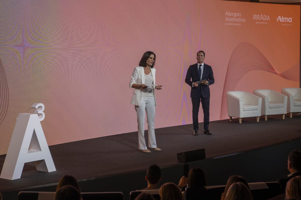 Grupo Alma Médica-Irradia y Allergan Aesthetics reúnen en Madrid a más de 200 profesionales médicos para abordar el auge de la combinación en Medicina y Dermatología Estética 2 Noelia Ignacio e Ignacio Espejo durante el evento
